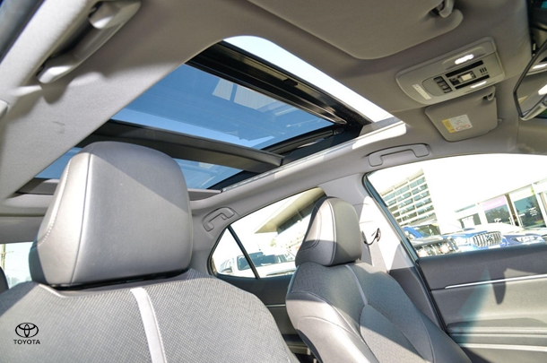 2021 Toyota Camry Hybrid SL image 11