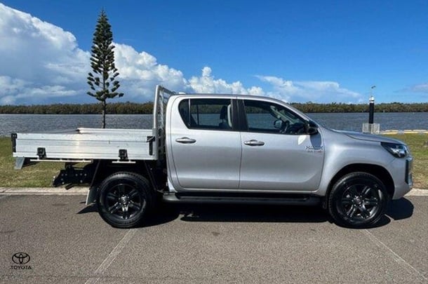 2024 Toyota Hilux 4x4 SR image 3