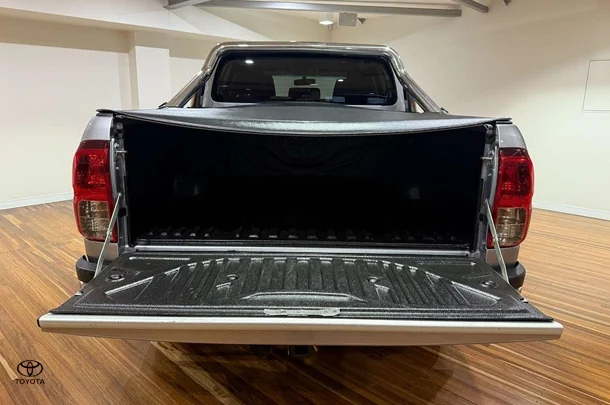 2019 Toyota Hilux SR5 image 12