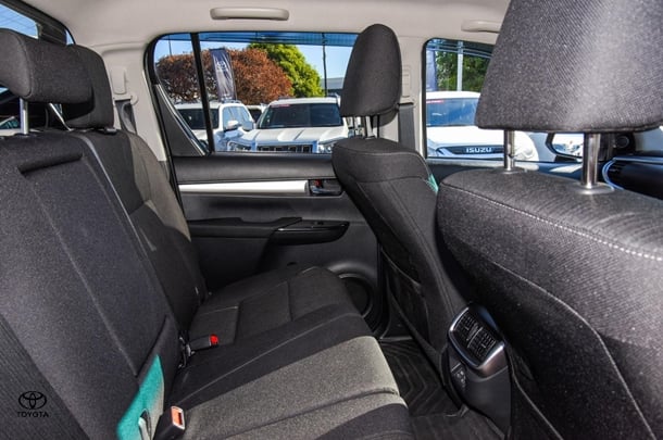 2024 Toyota HILUX SR5 image 18