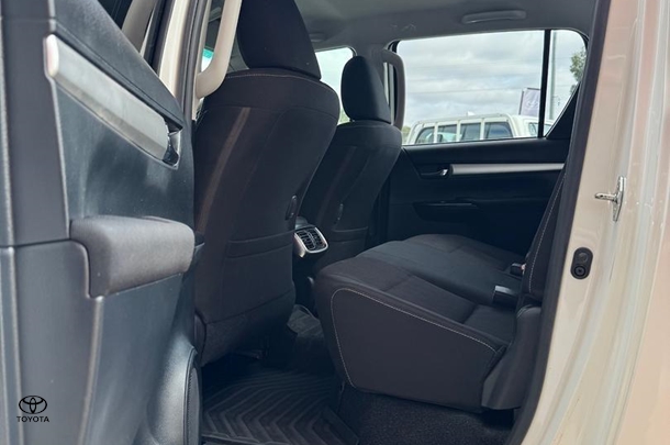 2020 Toyota Hilux SR5 image 14