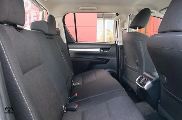 2020 Toyota Hilux SR5 image 12