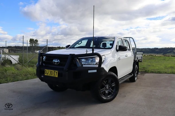 2023 Toyota Hilux 4x4 SR image 3