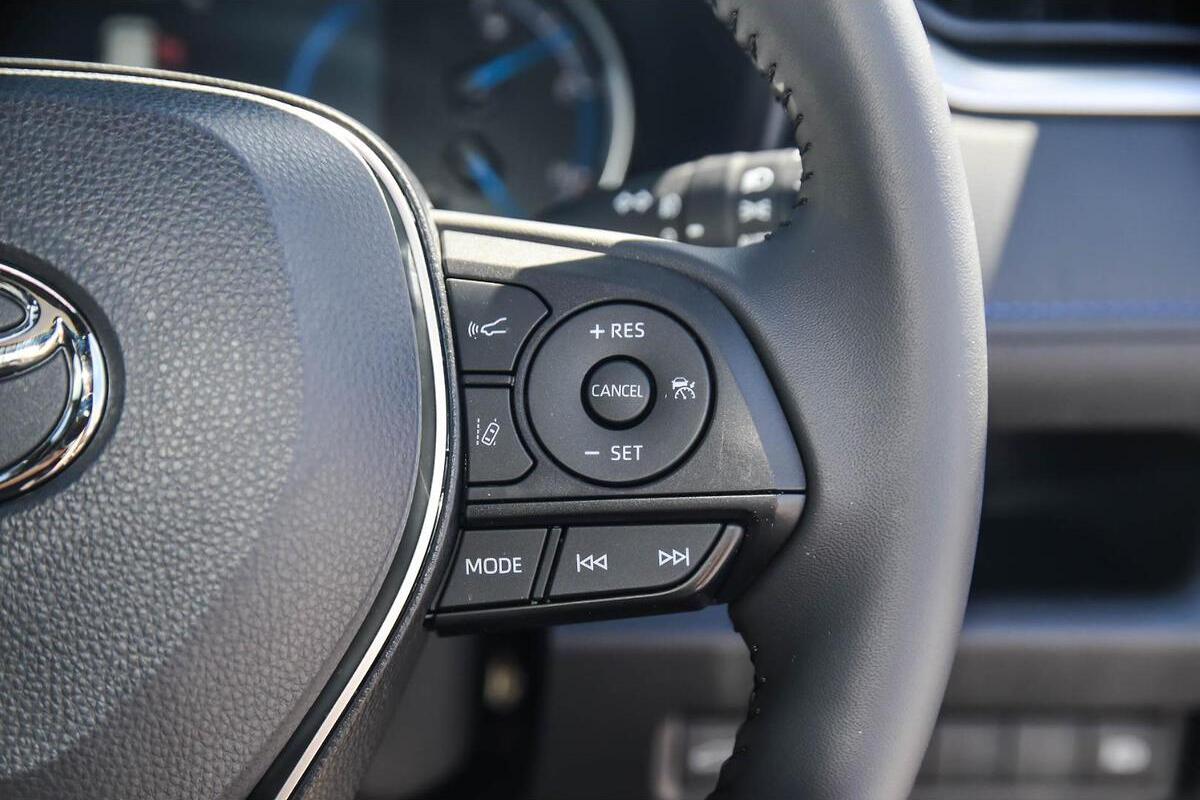 2025 Toyota RAV4 XSE Auto eFour image 16