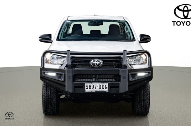 2023 Toyota HILUX SR image 2