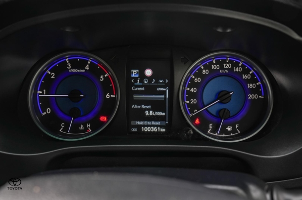 2019 Toyota HILUX SR5 image 11