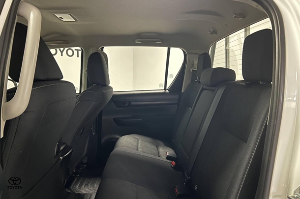 2024 Toyota Hilux SR image 13
