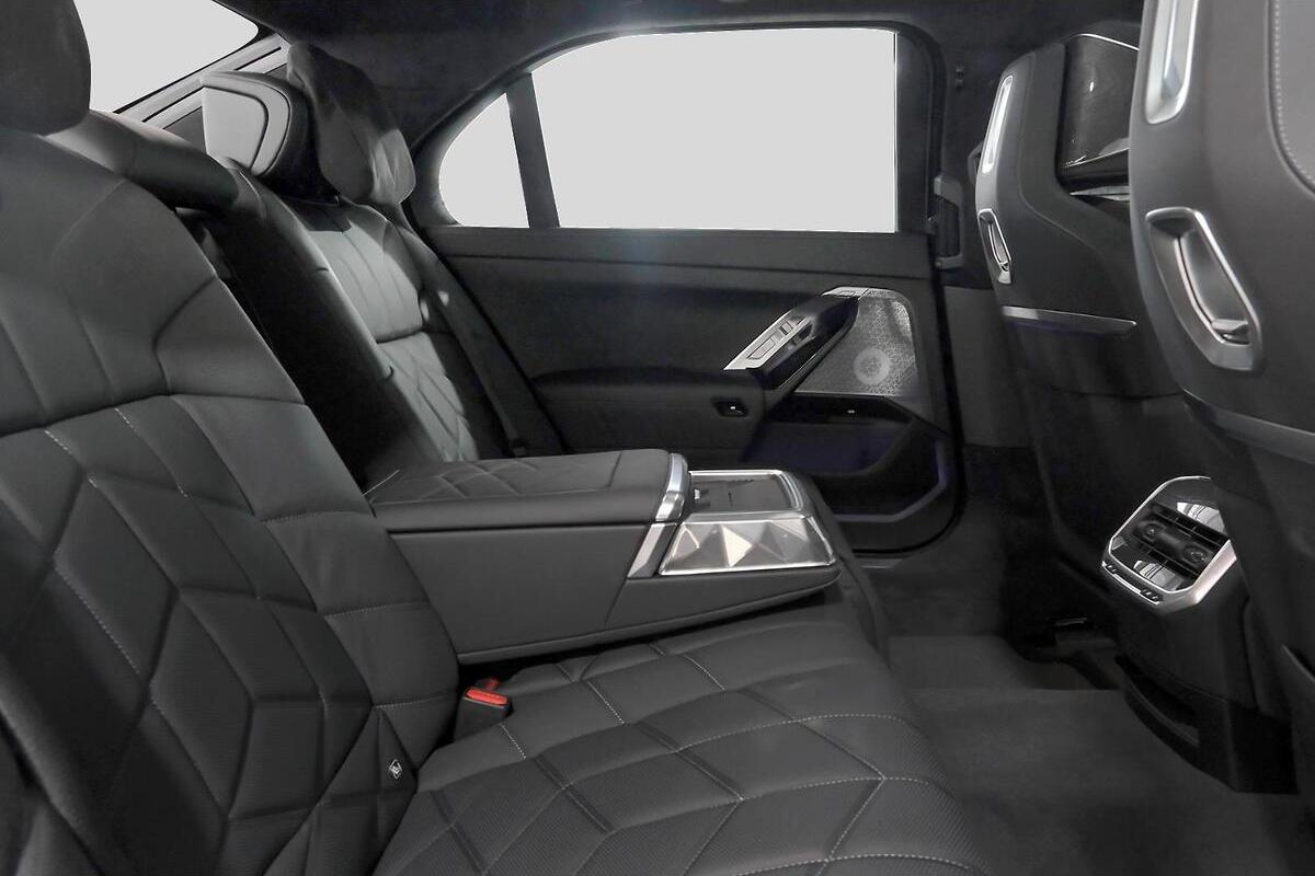 2025 BMW 7 Series 740i M Sport G70 Auto image 8