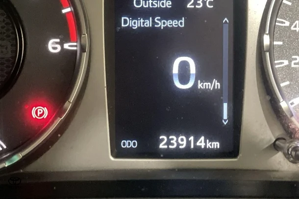 2023 Toyota Hilux SR5 image 14