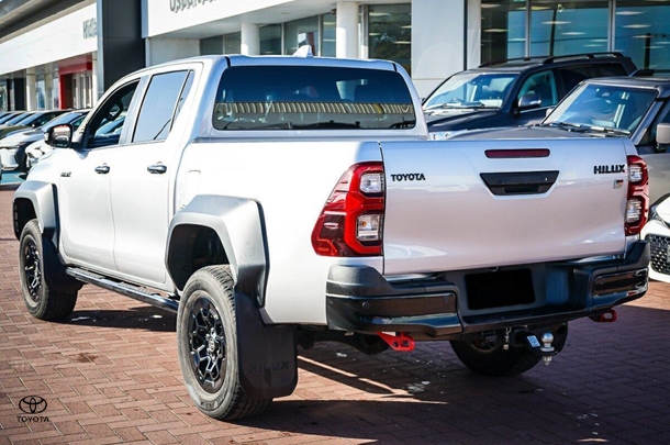 2023 Toyota Hilux 4x4 GR-S image 6