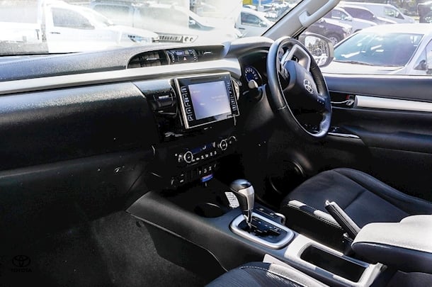 2015 Toyota HILUX SR5 image 8