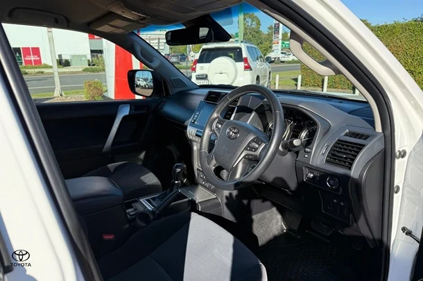 2023 Toyota Prado GXL image 8