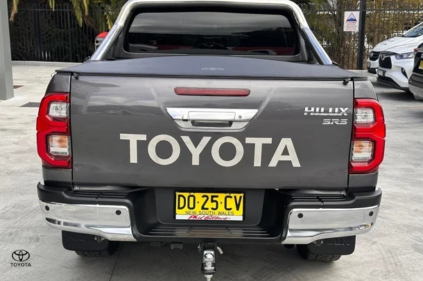 2020 Toyota HiLux 4x4 SR5 image 5