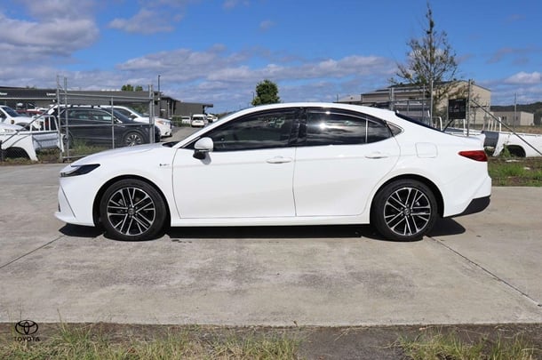 2024 Toyota Camry Hybrid SL image 5