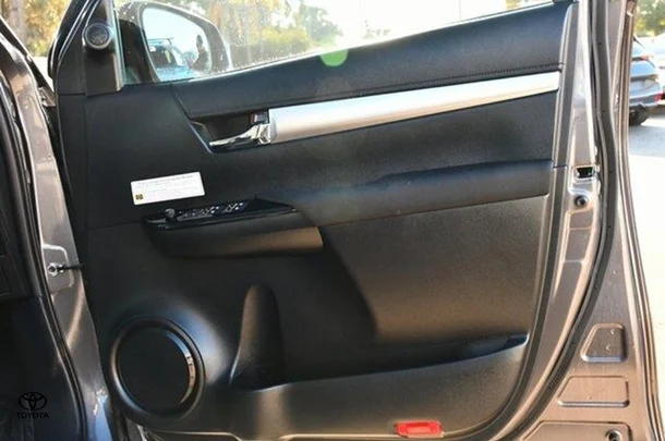 2020 Toyota Hilux SR5 image 5