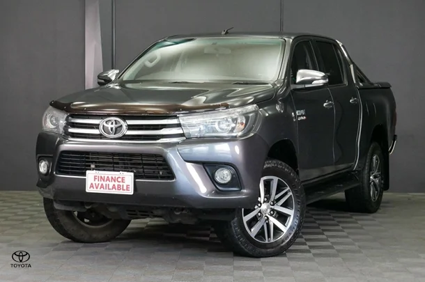 2017 Toyota Hilux 4x4 SR5 image 3