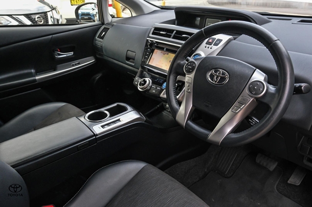 2020 Toyota Prius v L1 image 7