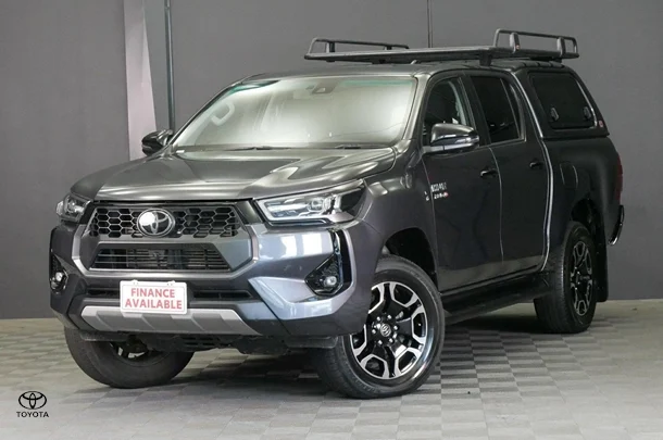 2024 Toyota Hilux 4x4 SR5 image 3