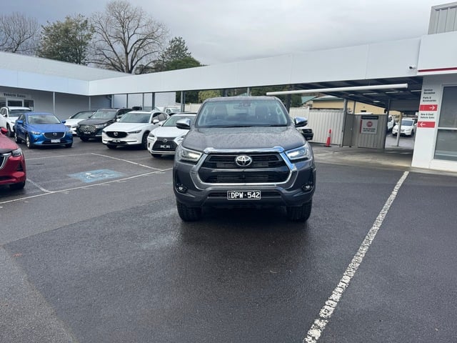 2023 Toyota Hilux SR5 image 2