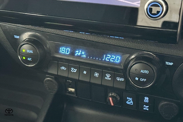 2022 Toyota Hilux SR5 image 25