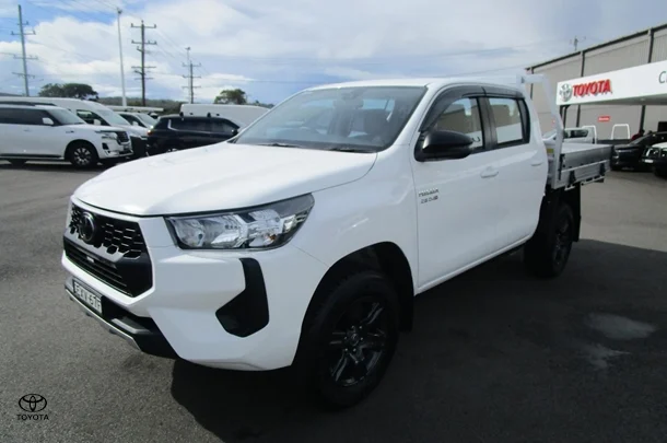2025 Toyota Hilux SR image 3