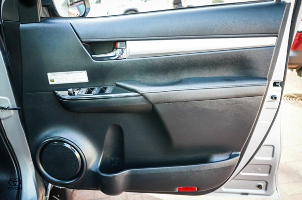 2021 Toyota Hilux 4x4 SR5 image 13