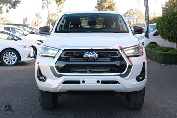 2022 Toyota Hilux SR5 image 3