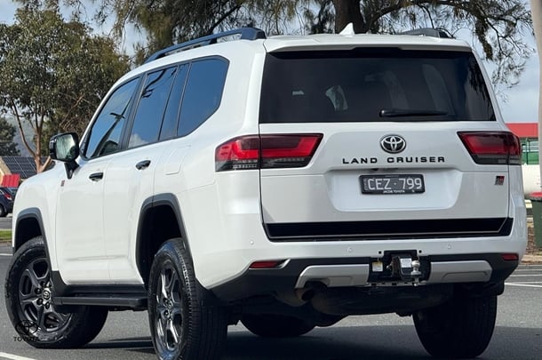 2022 Toyota LANDCRUISER GR-S image 5