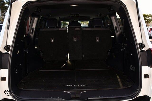 2022 Toyota Landcruiser VX image 19