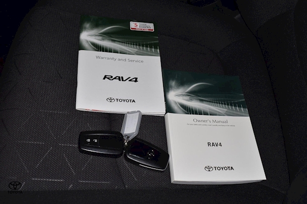 2021 Toyota RAV4 GXL image 25