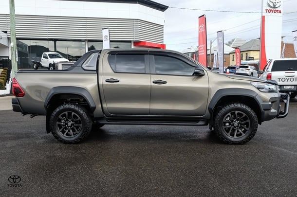 2024 Toyota HILUX Rogue image 3