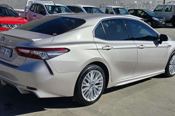 2019 Toyota Camry Hybrid SL image 4