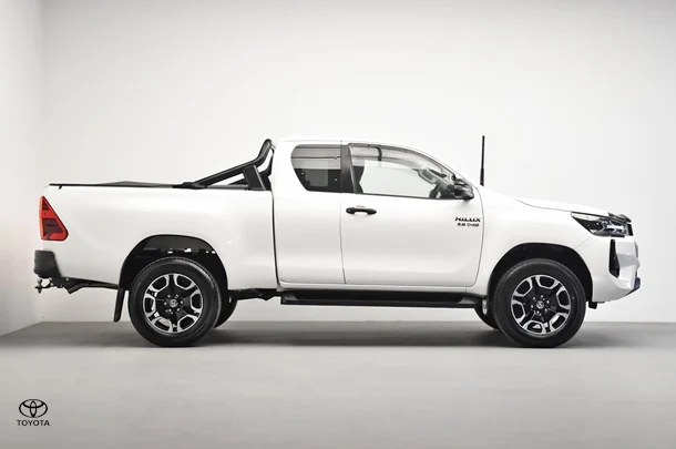 2024 Toyota Hilux 4x4 SR5 image 3