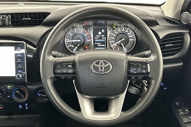 2022 Toyota Hilux SR image 15