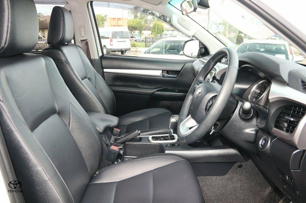 2022 Toyota Hilux 4x4 SR5 image 8