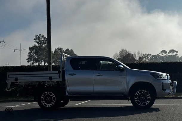 2023 Toyota HILUX SR5 image 4