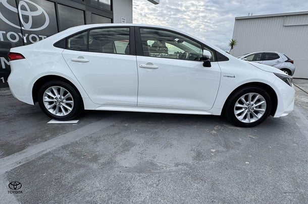 2022 Toyota Corolla Sedan Hybrid Ascent Sport image 5