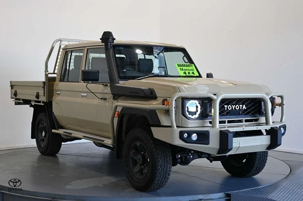 2025 Toyota LC Military GXL image 3