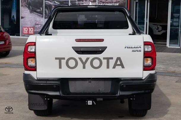 2024 Toyota Hilux 4x4 SR5 image 5