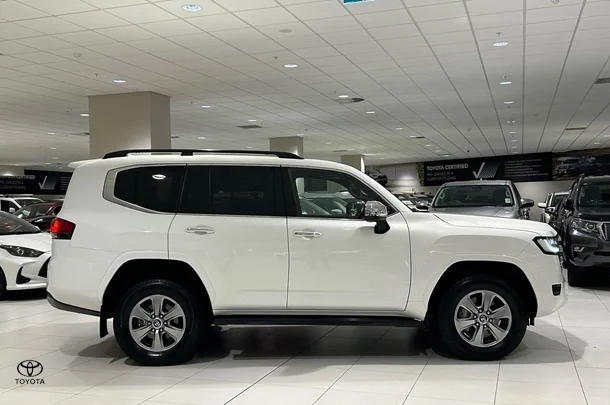 2022 Toyota Landcruiser Sahara image 2