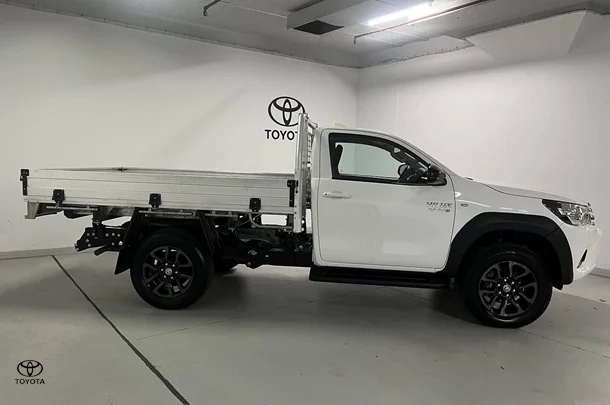2024 Toyota Hilux SR image 4