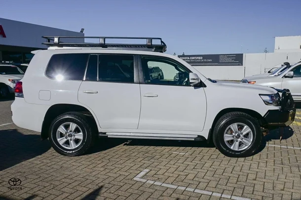 2016 Toyota Landcruiser GXL image 3
