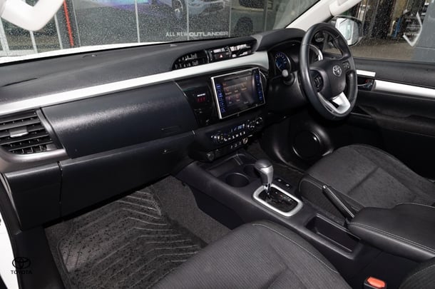 2018 Toyota Hilux 4x4 SR5 image 8