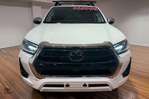 2023 Toyota Hilux SR5 image 7
