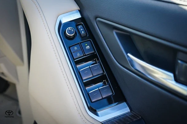 2025 Toyota Landcruiser VX image 17