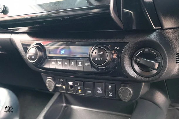 2022 Toyota Hilux SR5 image 18