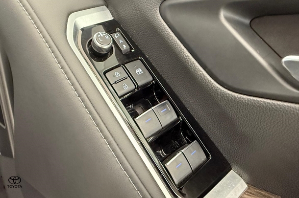 2022 Toyota Landcruiser VX image 25