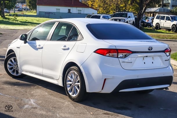 2022 Toyota Corolla Sedan Hybrid Ascent Sport image 2