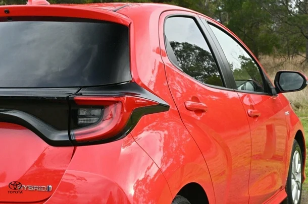 2021 Toyota Yaris HB Hybrid SX image 11