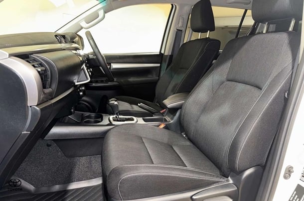 2023 Toyota Hilux SR5 image 3